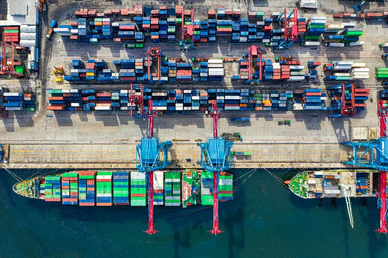 Transport sûr et efficace pour les liquides et les matériaux en vrac