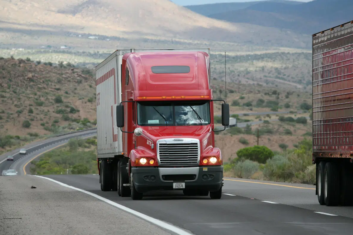 DÉPLACEMENT SÉCURISÉ ET CONFORME DES ÉQUIPEMENTS ET MACHINES LOURDS
